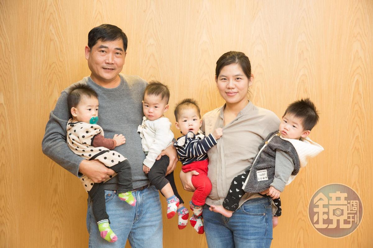 懷上四胞胎！醫生建議「拿掉其中2個」媽媽堅持全生：要我怎麼選？　如今一家六口超幸福「最謝老公神隊友」
