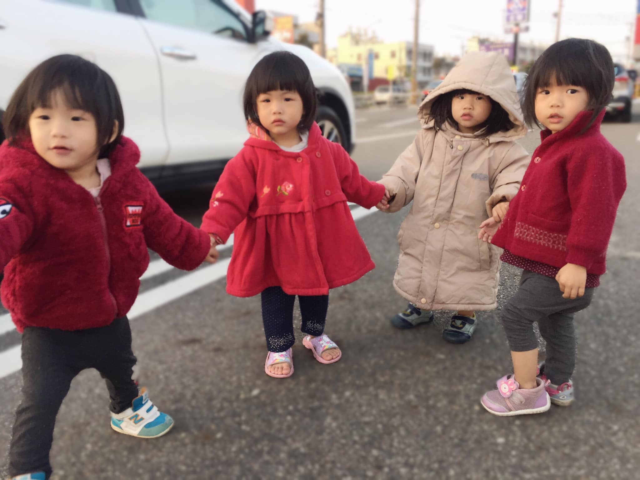 懷上四胞胎！醫生建議「拿掉其中2個」媽媽堅持全生：要我怎麼選？　如今一家六口超幸福「最謝老公神隊友」