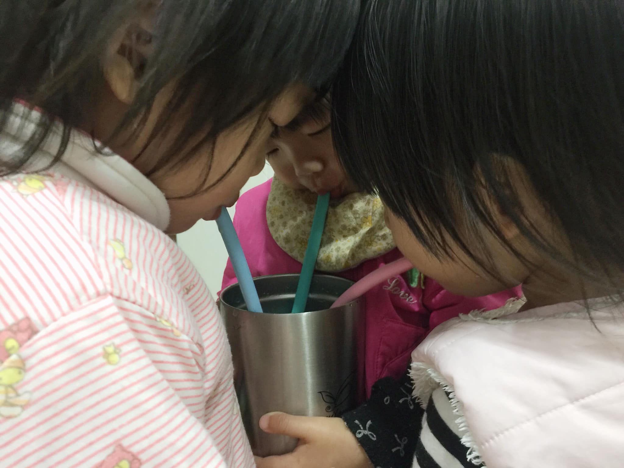 懷上四胞胎！醫生建議「拿掉其中2個」媽媽堅持全生：要我怎麼選？　如今一家六口超幸福「最謝老公神隊友」