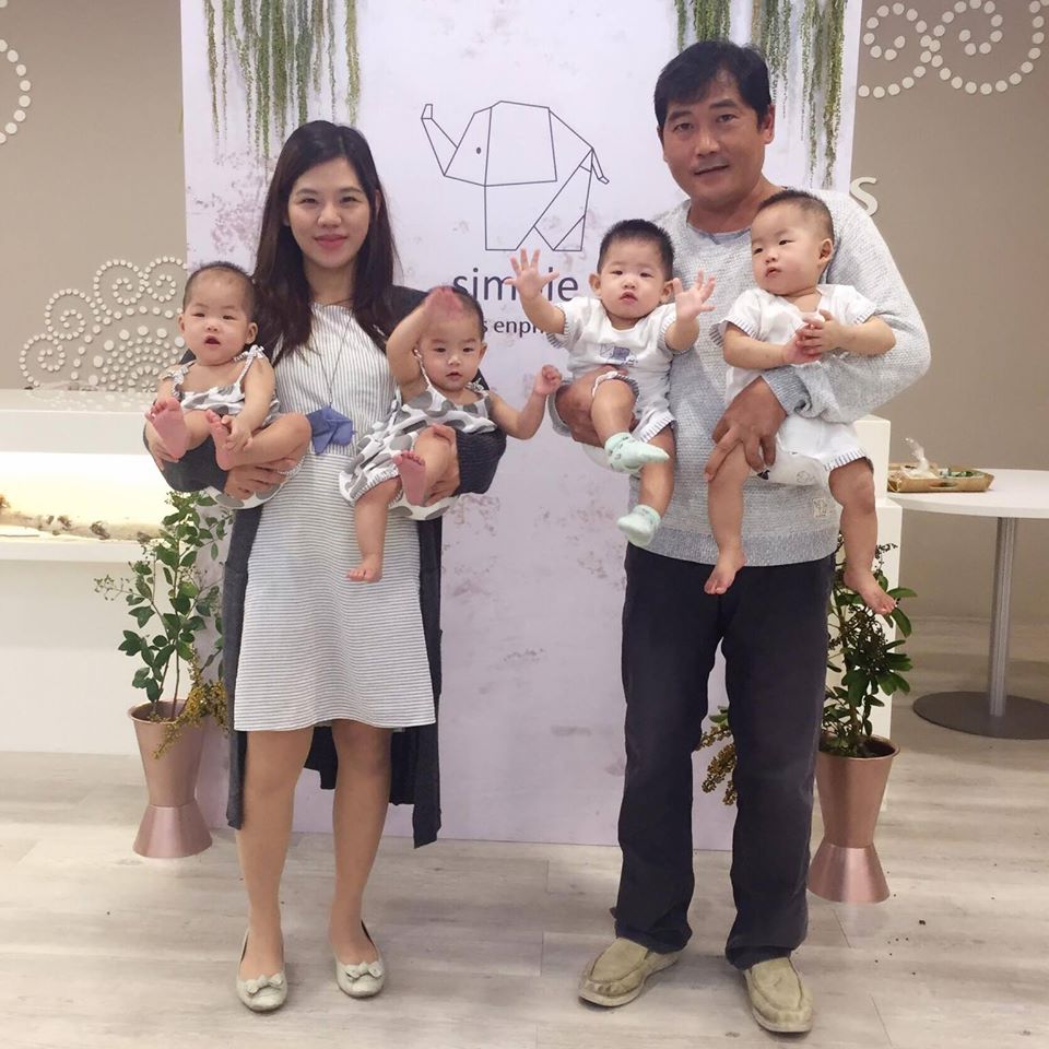 懷上四胞胎！醫生建議「拿掉其中2個」媽媽堅持全生：要我怎麼選？　如今一家六口超幸福「最謝老公神隊友」