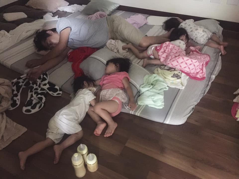 懷上四胞胎！醫生建議「拿掉其中2個」媽媽堅持全生：要我怎麼選？　如今一家六口超幸福「最謝老公神隊友」