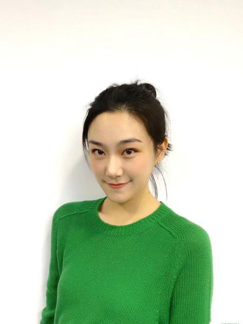 孫儷罕曬「同父異母妹妹」合照！20歲妹妹「穿綠毛衣」校花級美貌引關注，曾演甄嬛親妹妹