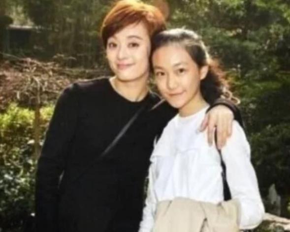 孫儷罕曬「同父異母妹妹」合照！20歲妹妹「穿綠毛衣」校花級美貌引關注，曾演甄嬛親妹妹