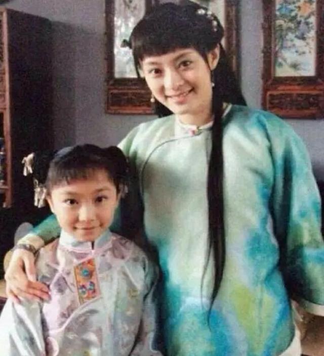 孫儷罕曬「同父異母妹妹」合照！20歲妹妹「穿綠毛衣」校花級美貌引關注，曾演甄嬛親妹妹