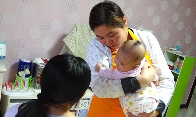 孩子不黏自己卻和保姆親！寶媽不解  查看監控後，直接給保姆漲工資