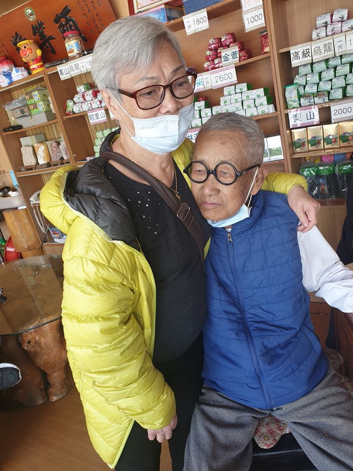 87歲脫線「患肺炎住院1個月」危及到差點插管　「險去找豬哥亮」淚謝結褵65年老伴照顧