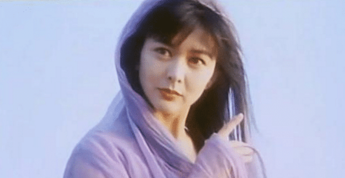 一眼誤終身！關之琳巔峰期「泳衣照」曝光，火辣身材讓人看直了眼    網友：看100遍都不夠