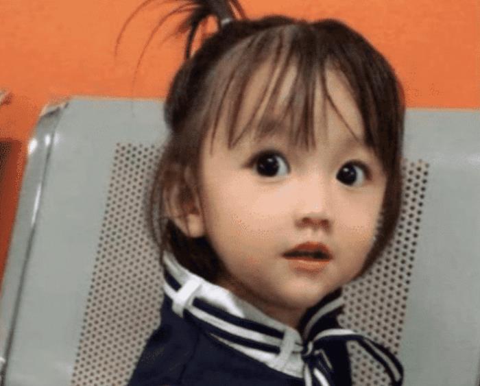 女孩太漂亮被質疑是假人！媽媽曬出家庭照片力證是親生　網友服氣了：媽媽更像假人 
