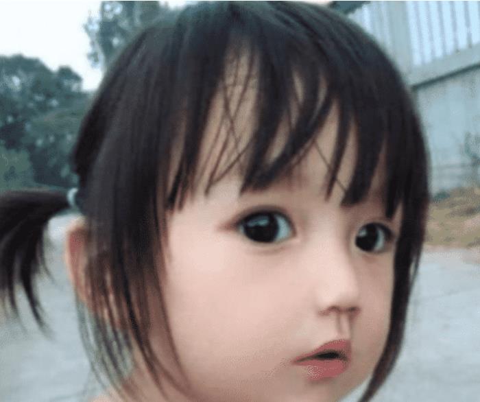 女孩太漂亮被質疑是假人！媽媽曬出家庭照片力證是親生　網友服氣了：媽媽更像假人 
