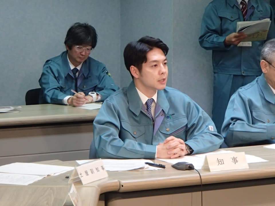 北海道知事「戴口罩宣布進入緊急狀態」！露半臉迷倒全國「一摘下帥氣不減」被狂讚：根本日劇男主角