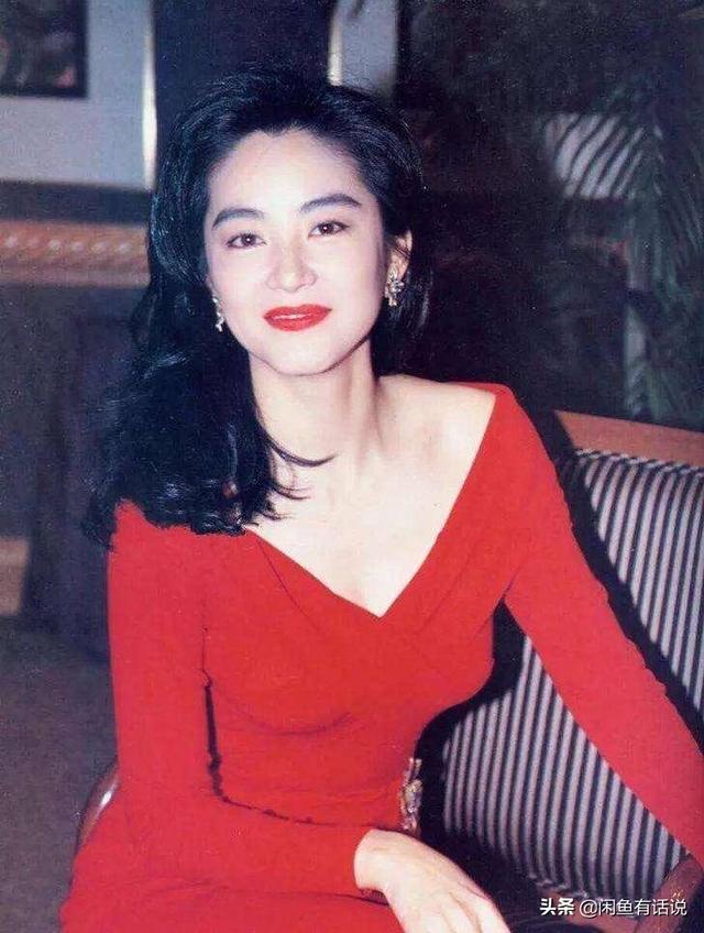 越老越優雅！66歲林青霞「穿火焰裙」勒出纖細腰肢，宛如「小腰精」下凡：美的與眾不同