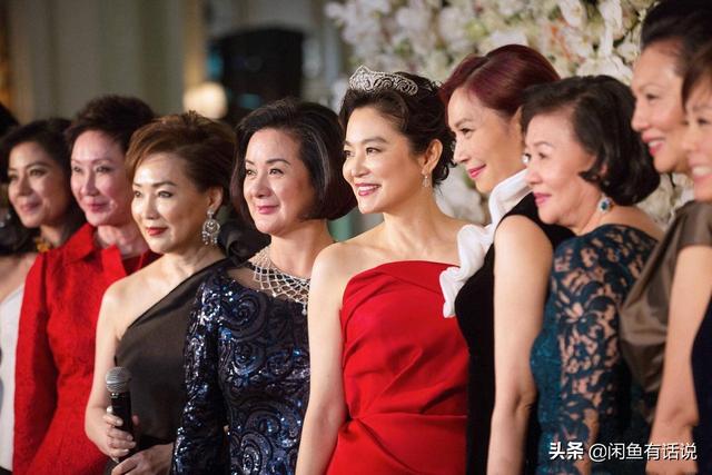 越老越優雅！66歲林青霞「穿火焰裙」勒出纖細腰肢，宛如「小腰精」下凡：美的與眾不同