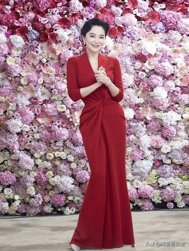越老越優雅！66歲林青霞「穿火焰裙」勒出纖細腰肢，宛如「小腰精」下凡：美的與眾不同