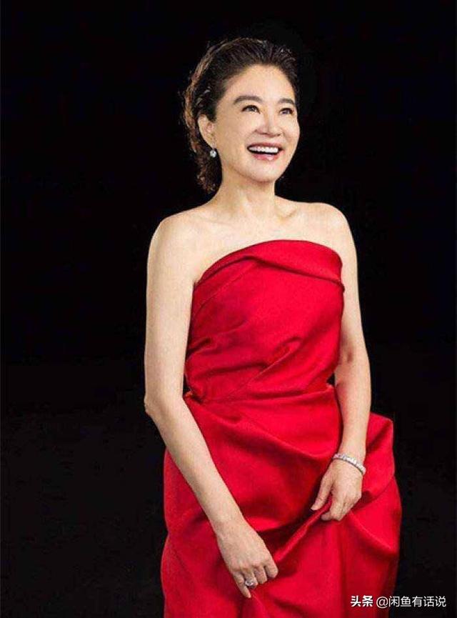 越老越優雅！66歲林青霞「穿火焰裙」勒出纖細腰肢，宛如「小腰精」下凡：美的與眾不同