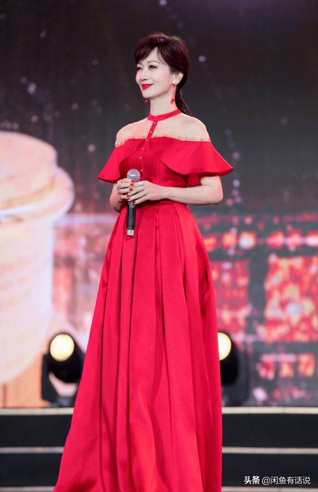 越老越優雅！66歲林青霞「穿火焰裙」勒出纖細腰肢，宛如「小腰精」下凡：美的與眾不同