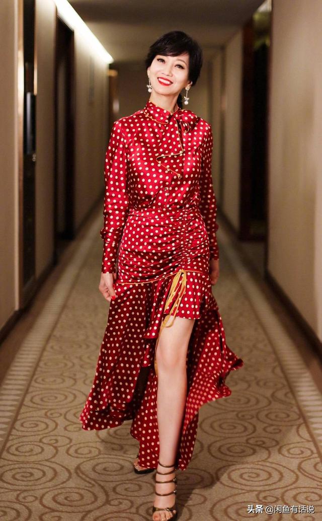 越老越優雅！66歲林青霞「穿火焰裙」勒出纖細腰肢，宛如「小腰精」下凡：美的與眾不同