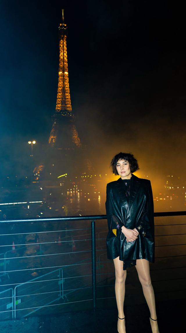 何超儀與老公同遊巴黎「俐落短髮大長腿」卻像小鳥依人 名模夫「黑長髮配墨鏡」氣場強大超登對