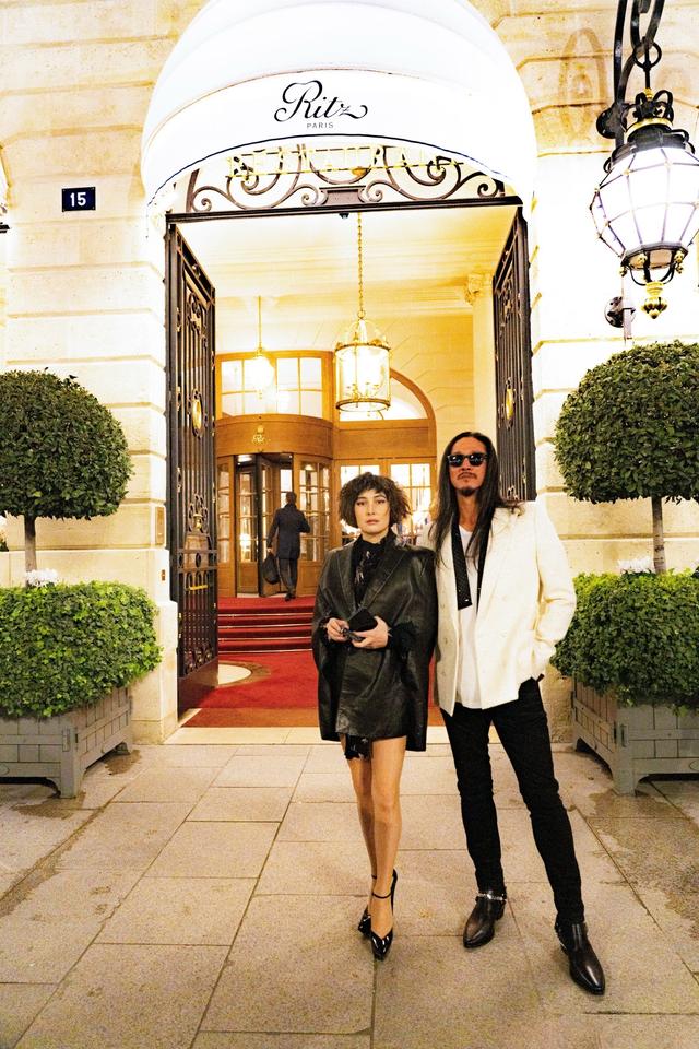 何超儀與老公同遊巴黎「俐落短髮大長腿」卻像小鳥依人 名模夫「黑長髮配墨鏡」氣場強大超登對