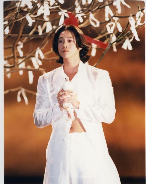 何超儀與老公同遊巴黎「俐落短髮大長腿」卻像小鳥依人 名模夫「黑長髮配墨鏡」氣場強大超登對