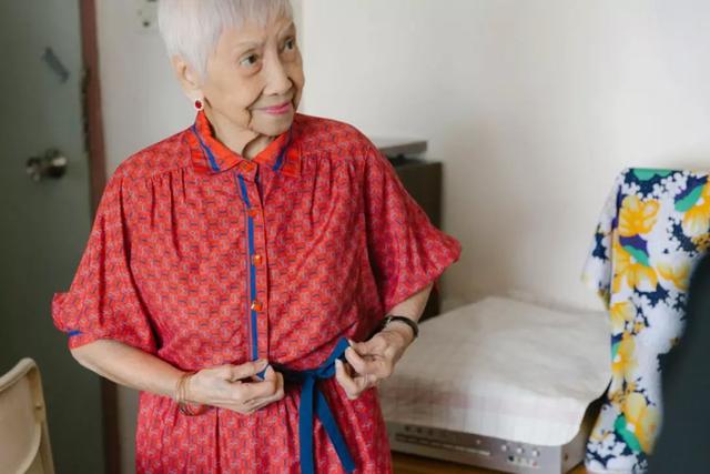 做一生家庭主婦「89歲丈夫離去」轉念：為自己活　「93歲出道當模特兒」爆紅：我想永遠當少女