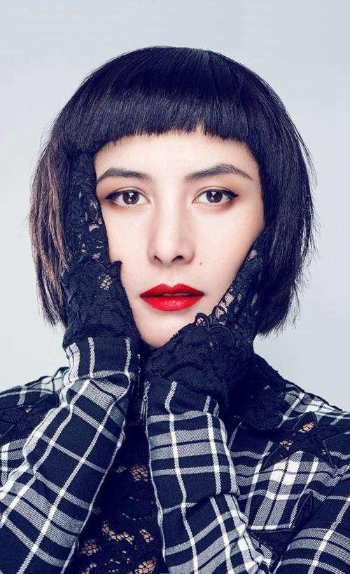 何超儀與老公同遊巴黎「俐落短髮大長腿」卻像小鳥依人 名模夫「黑長髮配墨鏡」氣場強大超登對