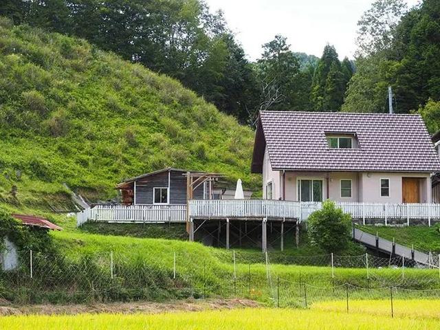 遠離塵囂！小夫妻辭工作「帶兒女返鄉」展開田園生活　孩子跟爺爺下田耕作「家住父母隔壁」徜徉大自然