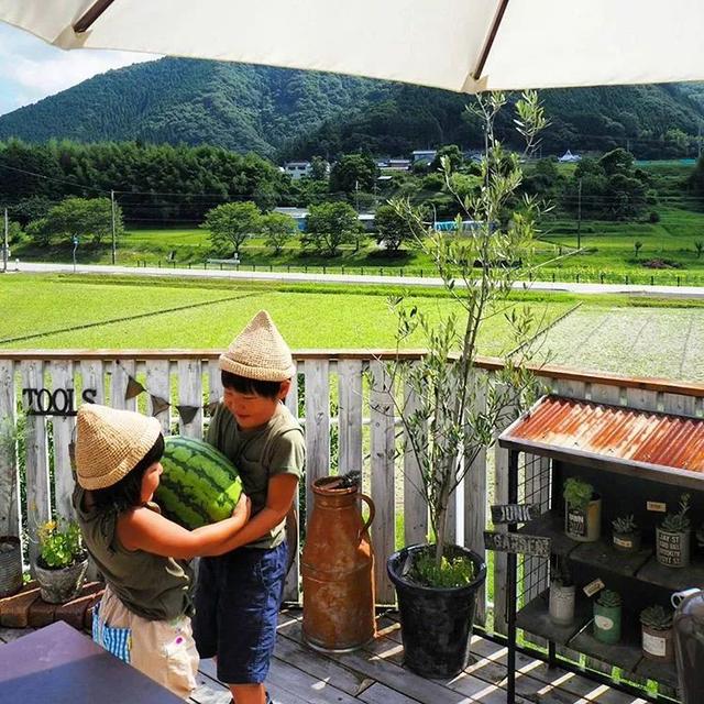遠離塵囂！小夫妻辭工作「帶兒女返鄉」展開田園生活　孩子跟爺爺下田耕作「家住父母隔壁」徜徉大自然