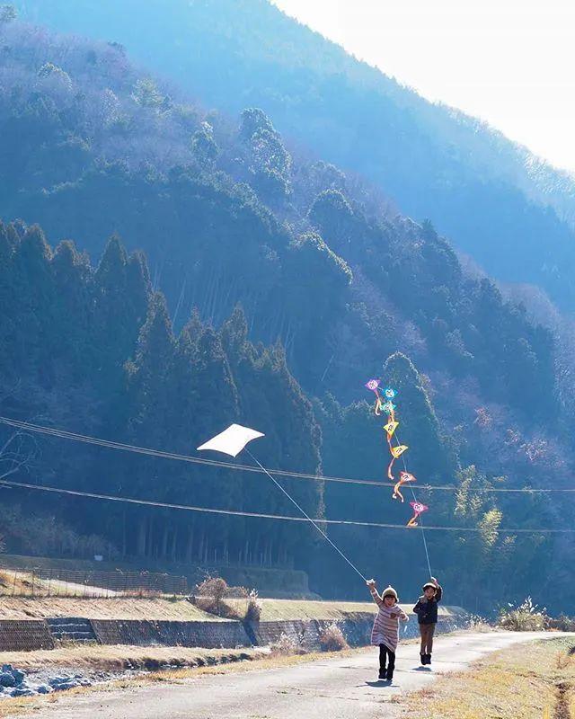 遠離塵囂！小夫妻辭工作「帶兒女返鄉」展開田園生活　孩子跟爺爺下田耕作「家住父母隔壁」徜徉大自然