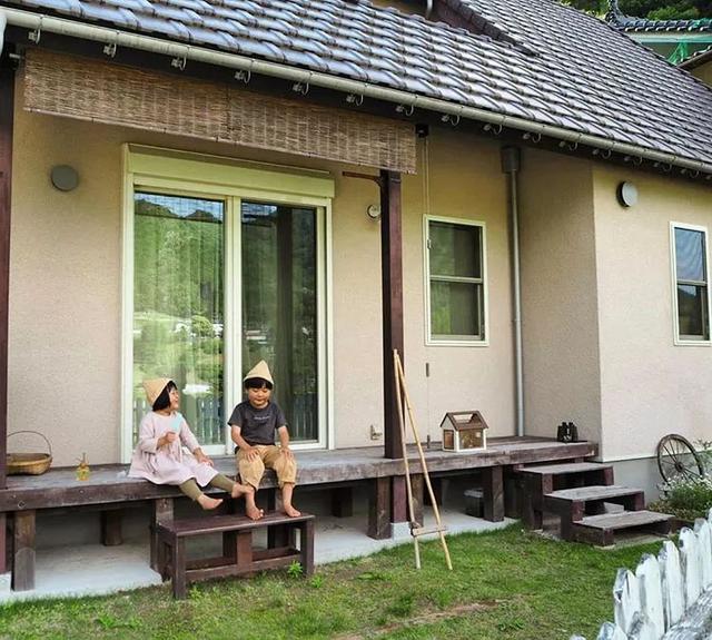 遠離塵囂！小夫妻辭工作「帶兒女返鄉」展開田園生活　孩子跟爺爺下田耕作「家住父母隔壁」徜徉大自然