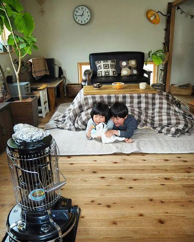 遠離塵囂！小夫妻辭工作「帶兒女返鄉」展開田園生活　孩子跟爺爺下田耕作「家住父母隔壁」徜徉大自然