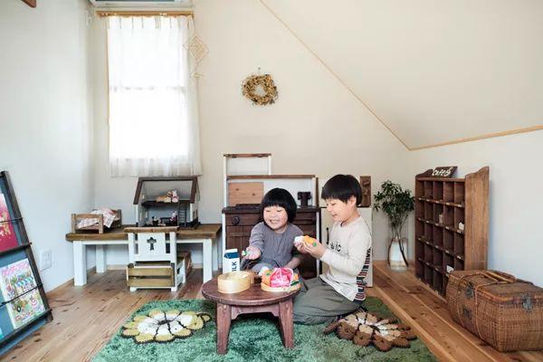 遠離塵囂！小夫妻辭工作「帶兒女返鄉」展開田園生活　孩子跟爺爺下田耕作「家住父母隔壁」徜徉大自然