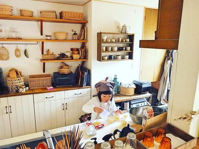 遠離塵囂！小夫妻辭工作「帶兒女返鄉」展開田園生活　孩子跟爺爺下田耕作「家住父母隔壁」徜徉大自然