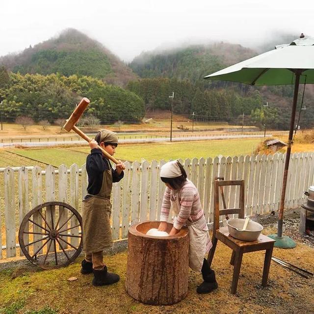 遠離塵囂！小夫妻辭工作「帶兒女返鄉」展開田園生活　孩子跟爺爺下田耕作「家住父母隔壁」徜徉大自然