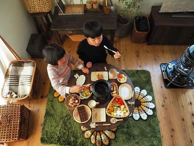 遠離塵囂！小夫妻辭工作「帶兒女返鄉」展開田園生活　孩子跟爺爺下田耕作「家住父母隔壁」徜徉大自然