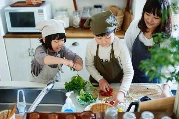 遠離塵囂！小夫妻辭工作「帶兒女返鄉」展開田園生活　孩子跟爺爺下田耕作「家住父母隔壁」徜徉大自然
