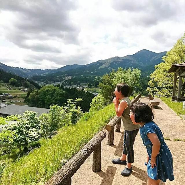 遠離塵囂！小夫妻辭工作「帶兒女返鄉」展開田園生活　孩子跟爺爺下田耕作「家住父母隔壁」徜徉大自然