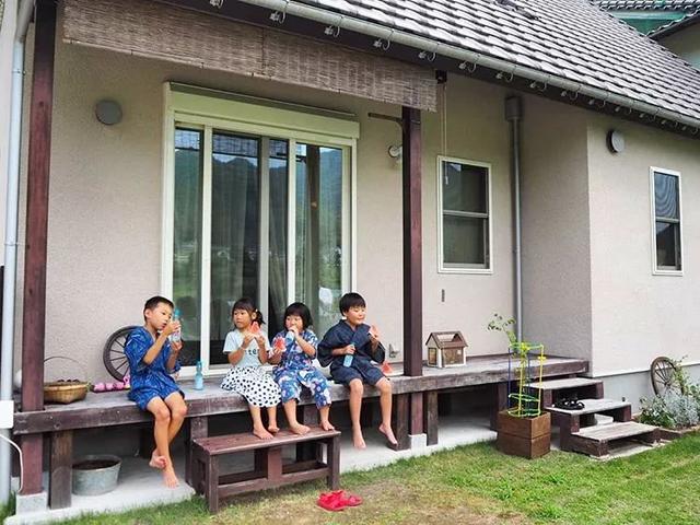 遠離塵囂！小夫妻辭工作「帶兒女返鄉」展開田園生活　孩子跟爺爺下田耕作「家住父母隔壁」徜徉大自然