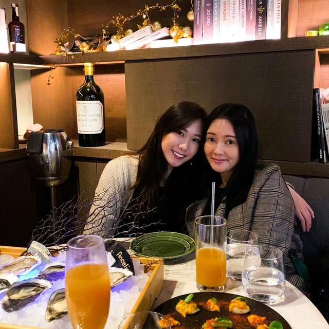 53歲李麗珍近照曝光！氣質滿滿「風韻猶存」 與22歲女兒同框似姐妹