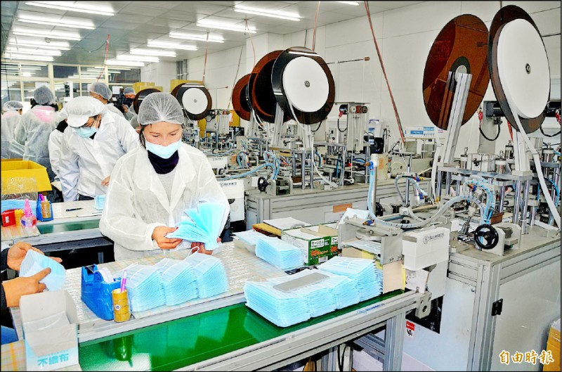 默默無聞的英雄！26間台灣企業「聯合完成口罩產線」　全力護台「暫時不問利益競爭」網讚：好溫暖的國家