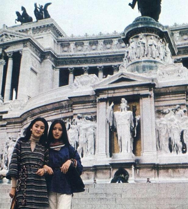 兩大女神同框！林青霞胡因夢曝「42年前出遊舊照」　20歲出頭「滿滿青澀少女感」穿搭至今仍時尚