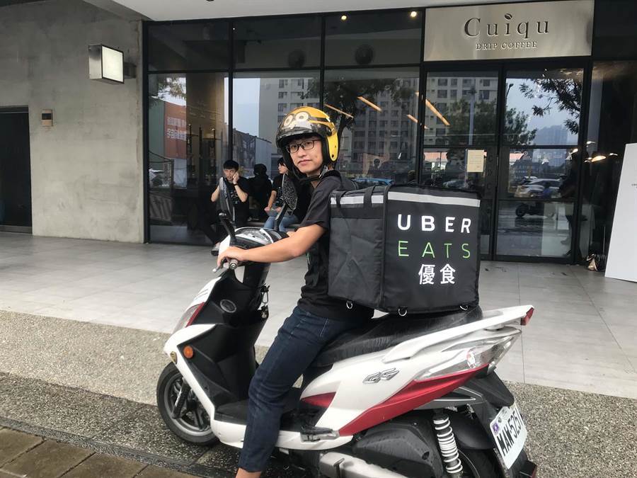 管理員不在！外送員「默默爬了17樓」送餐點　看到顧客「愧疚狂道歉」暖心結局被狂讚：真的太敬業！