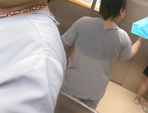好心疼！醫院清潔工曝「清1間負壓病房」至少花1hr　汗水浸濕制服「反被家屬嘲諷」她淚喊：我們也是第一線！