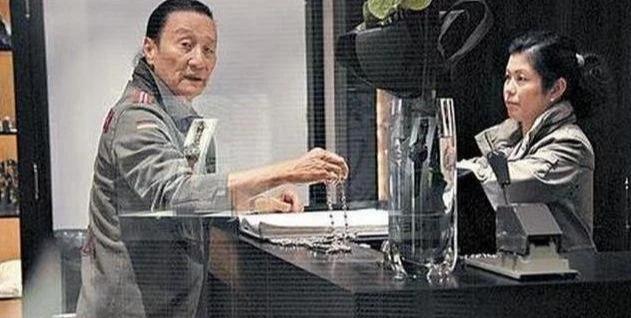 另有隱情!84歲的謝賢為何吃飯睡覺都「戴著墨鏡」?摘下眼鏡後 網友:快戴上