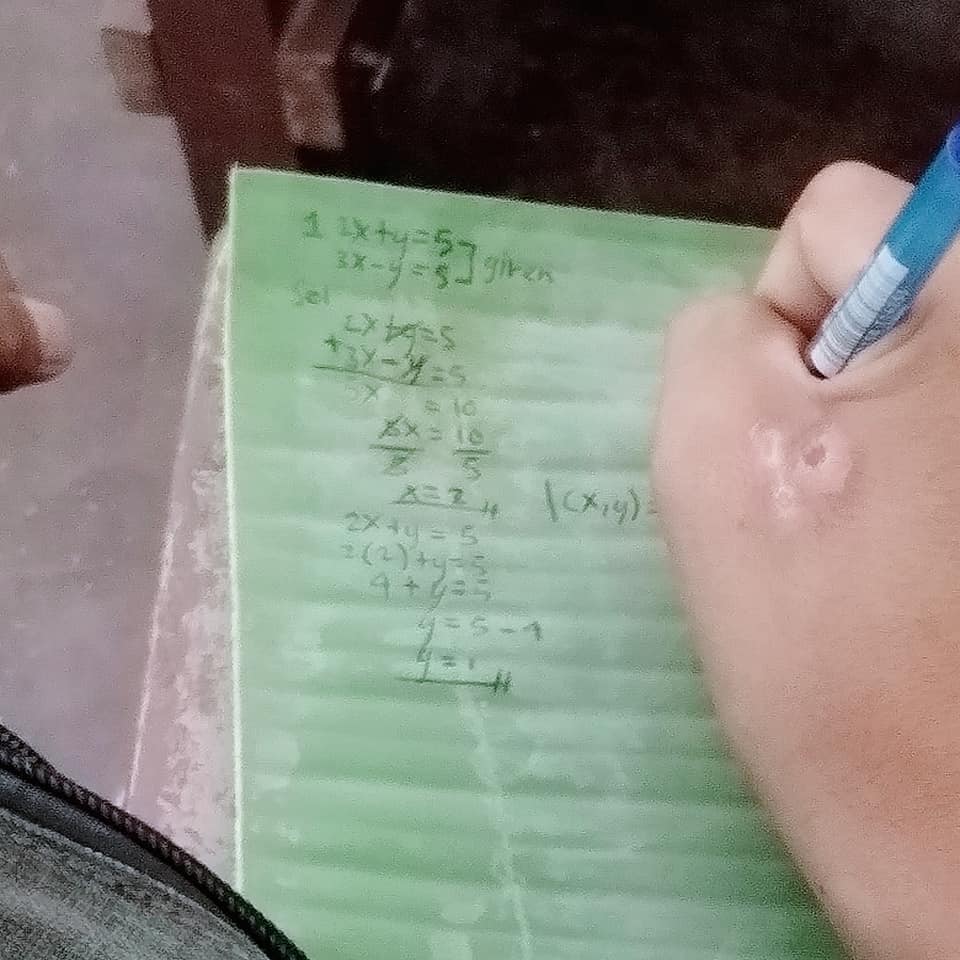 沒錢買筆記本！窮困男童「拿香蕉葉代替」勤奮上學　老師默默拍下背影「從此他人生逆轉了」