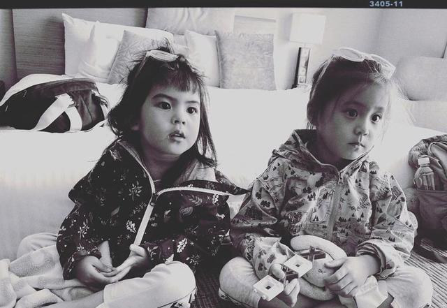 賈靜雯大女兒曬姐妹日常「波妞大彈吉他」有歌手風範 咘咘「亂入影片手舞足蹈」自帶表演細胞