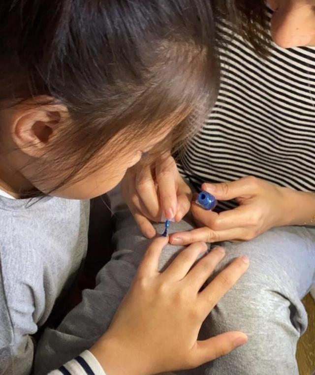 賈靜雯大女兒曬姐妹日常「波妞大彈吉他」有歌手風範 咘咘「亂入影片手舞足蹈」自帶表演細胞