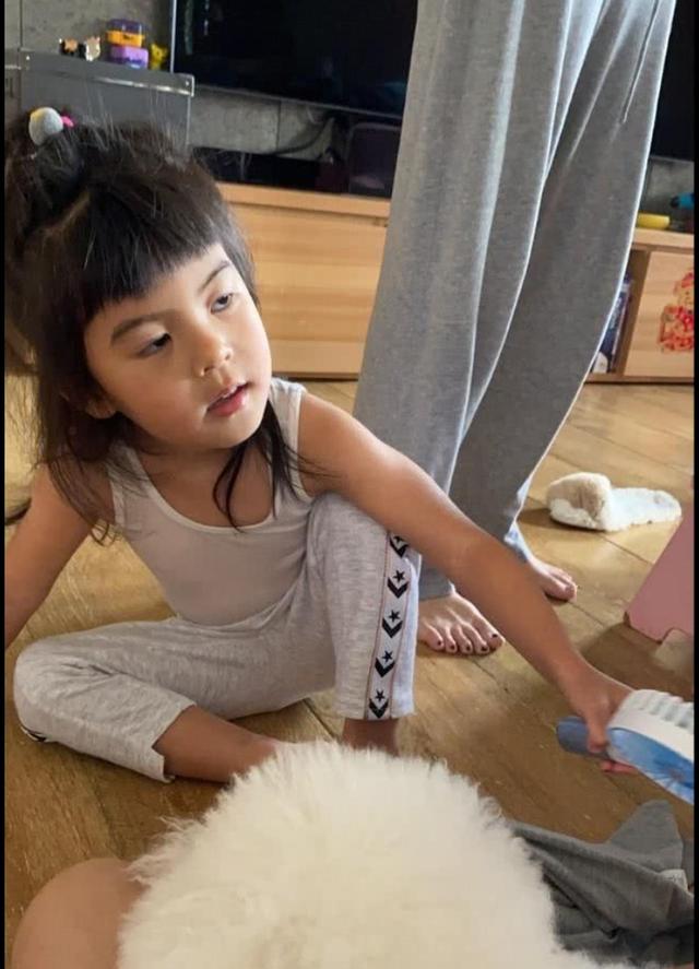 賈靜雯大女兒曬姐妹日常「波妞大彈吉他」有歌手風範 咘咘「亂入影片手舞足蹈」自帶表演細胞