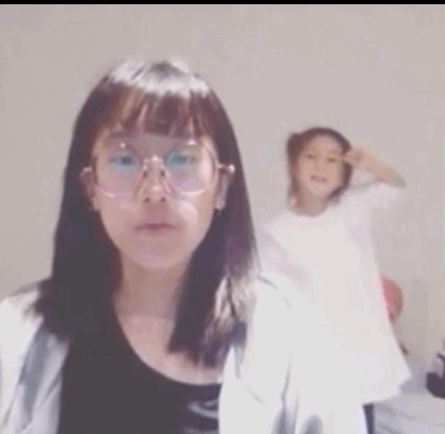 賈靜雯大女兒曬姐妹日常「波妞大彈吉他」有歌手風範 咘咘「亂入影片手舞足蹈」自帶表演細胞