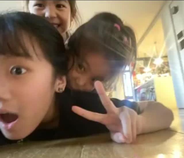 賈靜雯大女兒曬姐妹日常「波妞大彈吉他」有歌手風範 咘咘「亂入影片手舞足蹈」自帶表演細胞