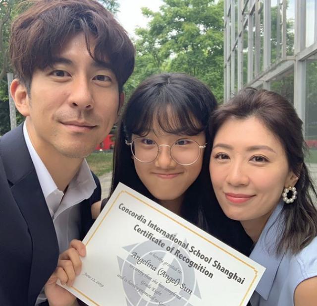 賈靜雯大女兒曬姐妹日常「波妞大彈吉他」有歌手風範 咘咘「亂入影片手舞足蹈」自帶表演細胞